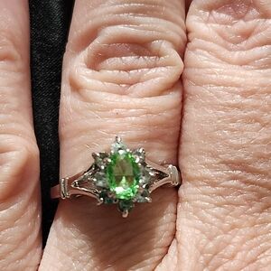 Elegant Green Teardrop Gemstone Ring - Women Jewelry-Glows